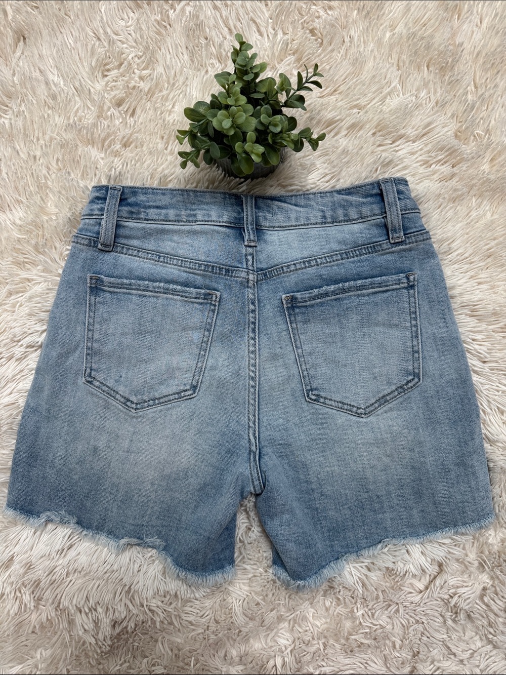 Discount Divas High-Rise Button Fly Jean Shorts 💗 Light Wash - Picture 4 of 11